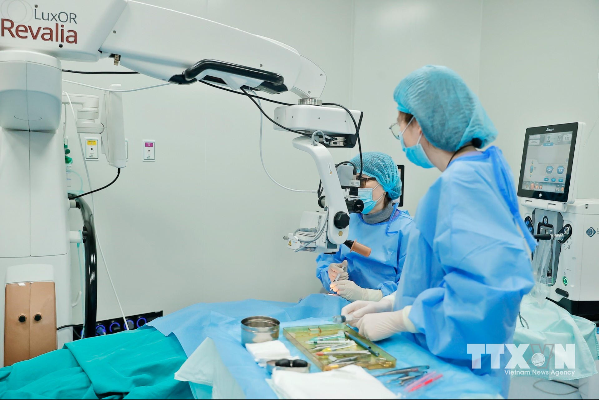 Hệ thống máy Visumax 800 mổ SMILE Pro giúp phẫu thuật loạn thị cho bệnh nhân chính xác và nhanh chóng. (Ảnh: Minh Quyết/TTXVN)